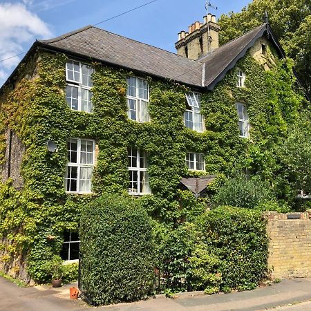 Pages Hotel And Guesthouse Harlow Esterno foto