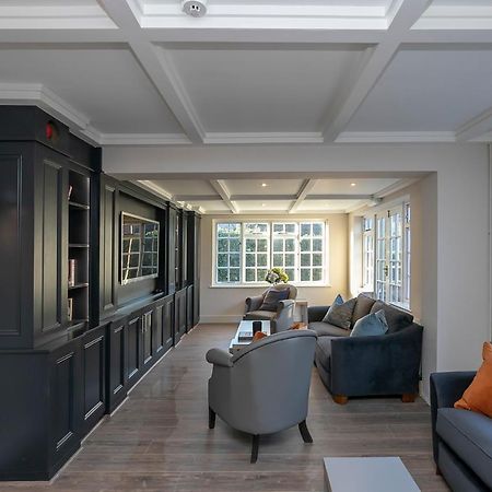 Pages Hotel And Guesthouse Harlow Esterno foto