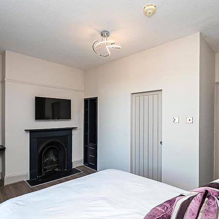 Pages Hotel And Guesthouse Harlow Esterno foto
