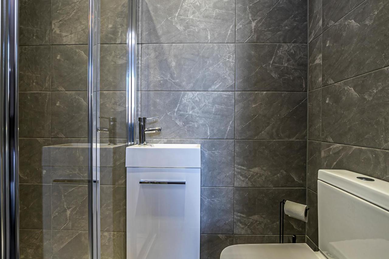 Pages Hotel And Guesthouse Harlow Esterno foto