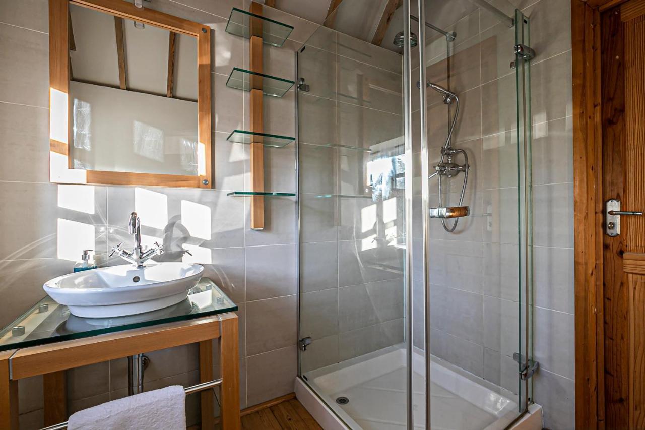 Pages Hotel And Guesthouse Harlow Esterno foto