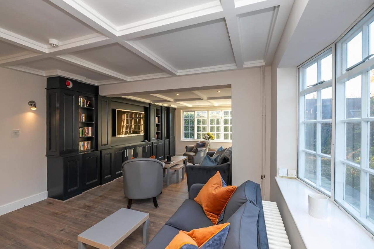 Pages Hotel And Guesthouse Harlow Esterno foto