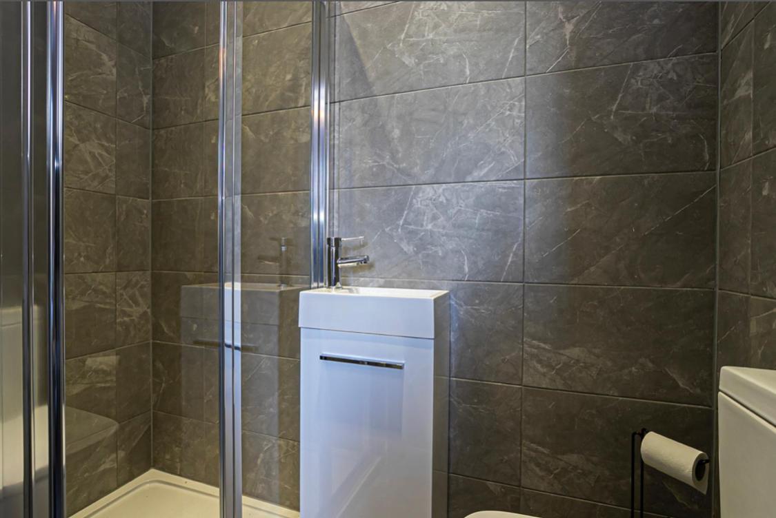 Pages Hotel And Guesthouse Harlow Esterno foto