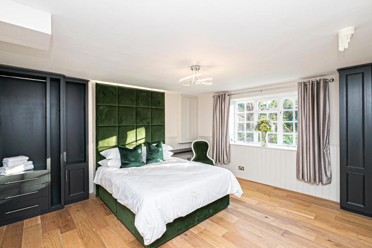Pages Hotel And Guesthouse Harlow Esterno foto