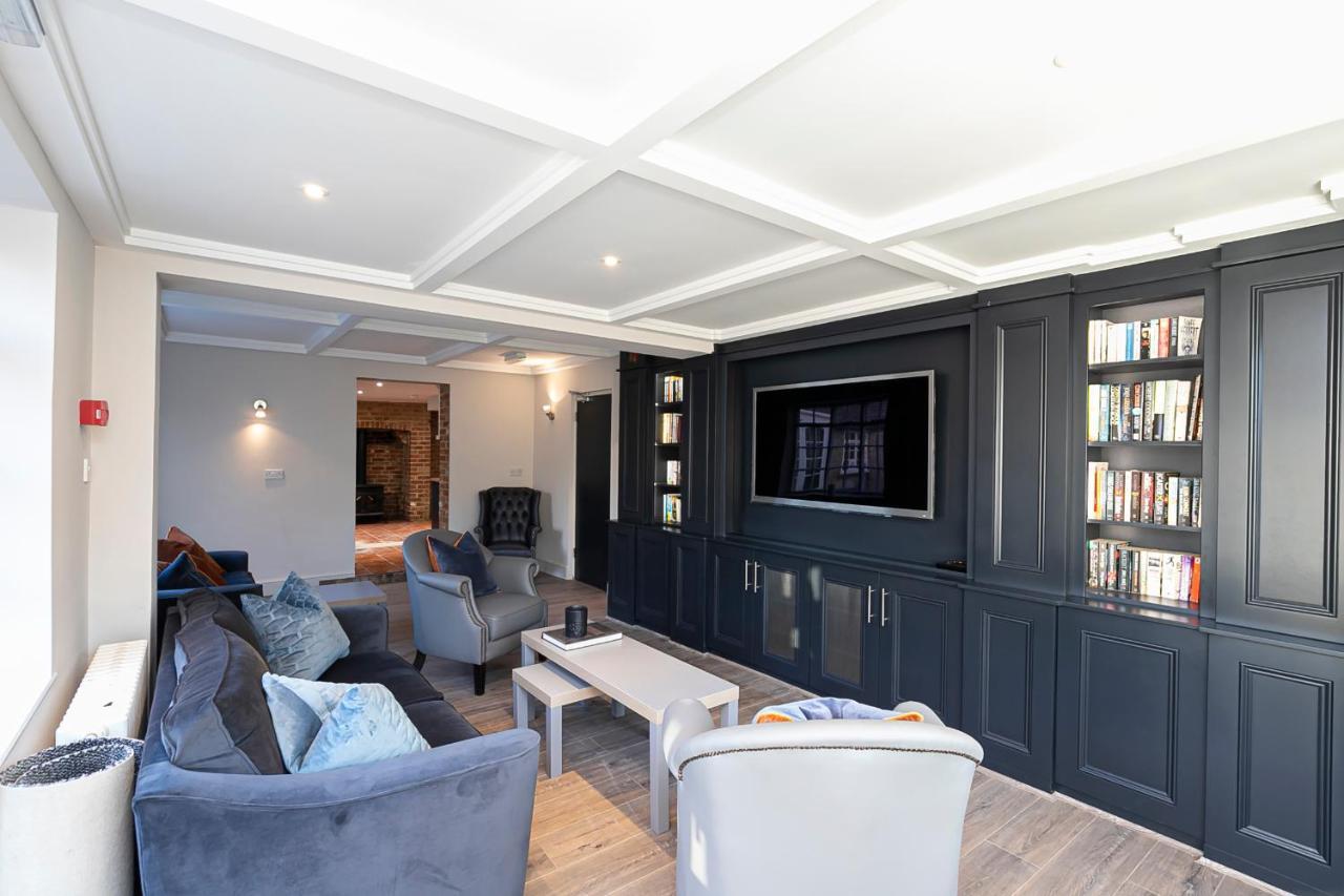 Pages Hotel And Guesthouse Harlow Esterno foto