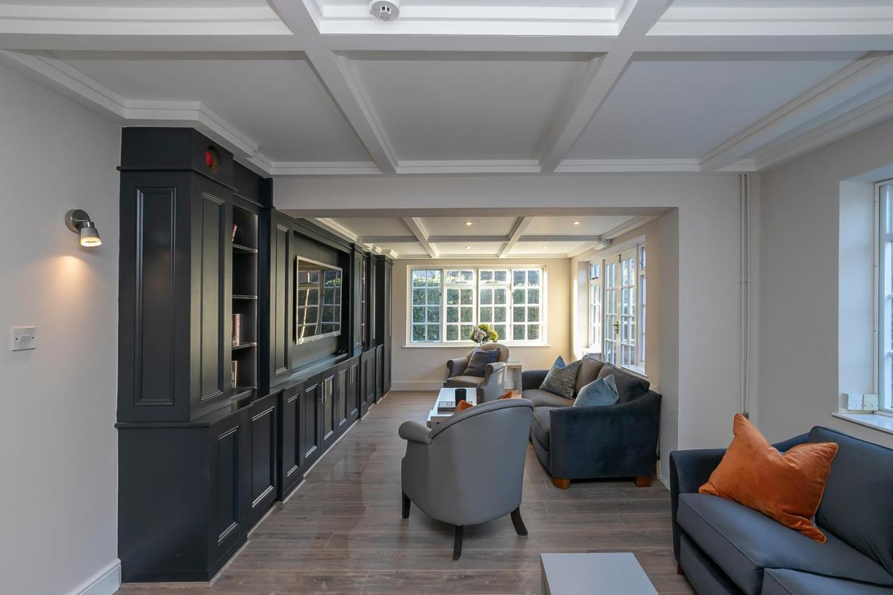 Pages Hotel And Guesthouse Harlow Esterno foto