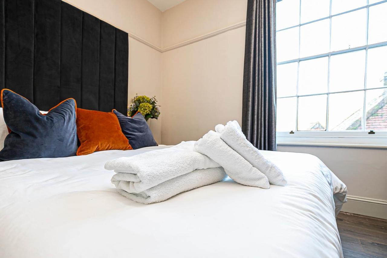 Pages Hotel And Guesthouse Harlow Esterno foto