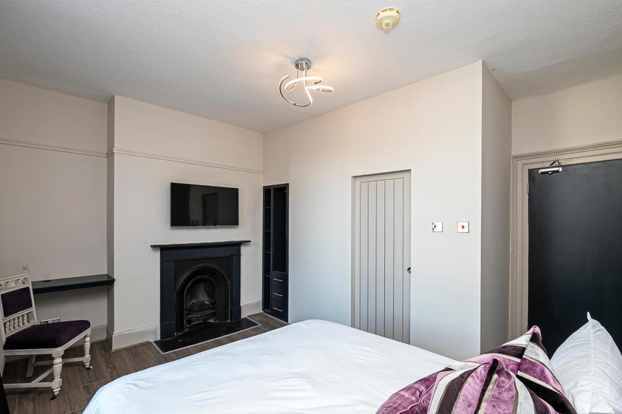 Pages Hotel And Guesthouse Harlow Esterno foto