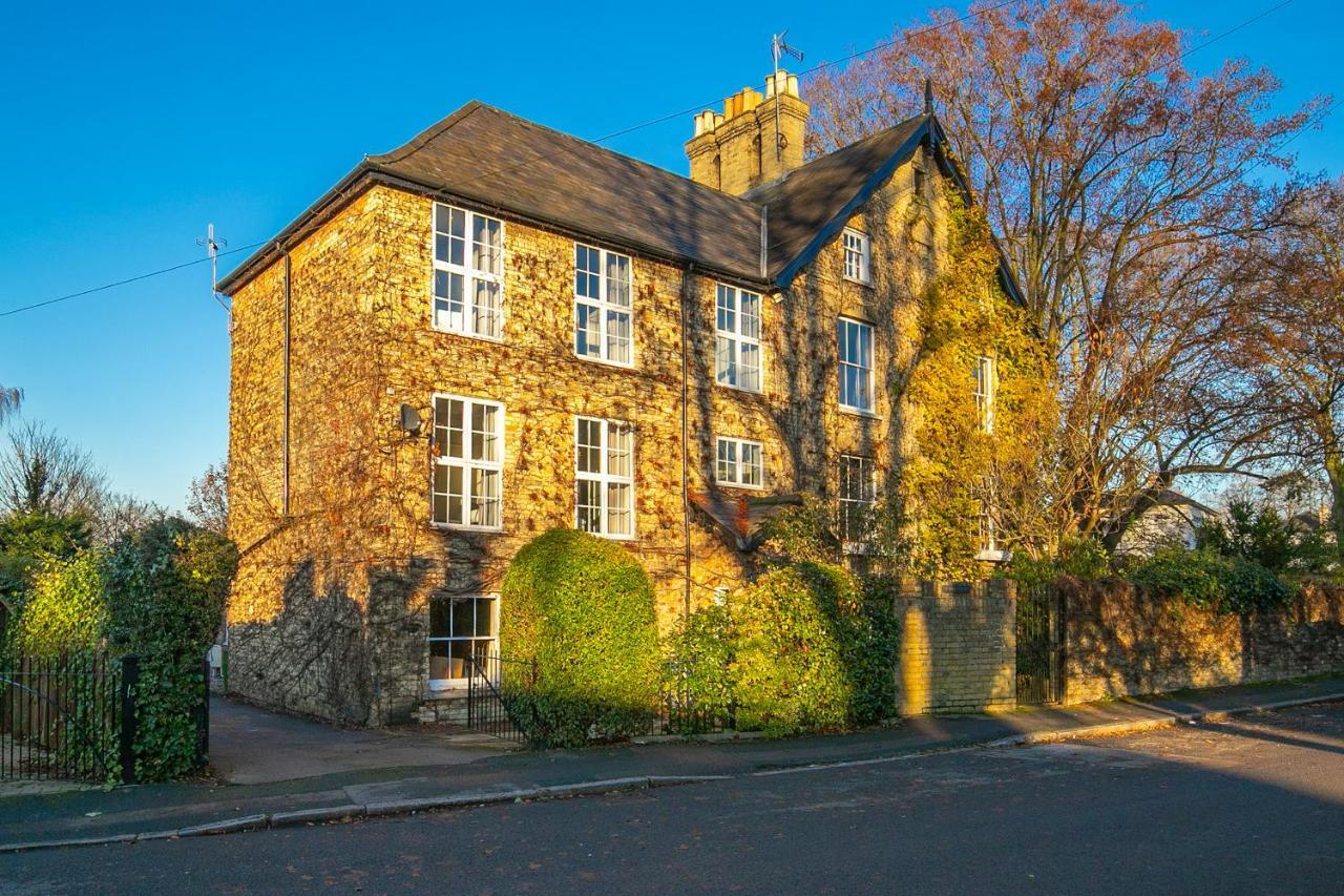 Pages Hotel And Guesthouse Harlow Esterno foto