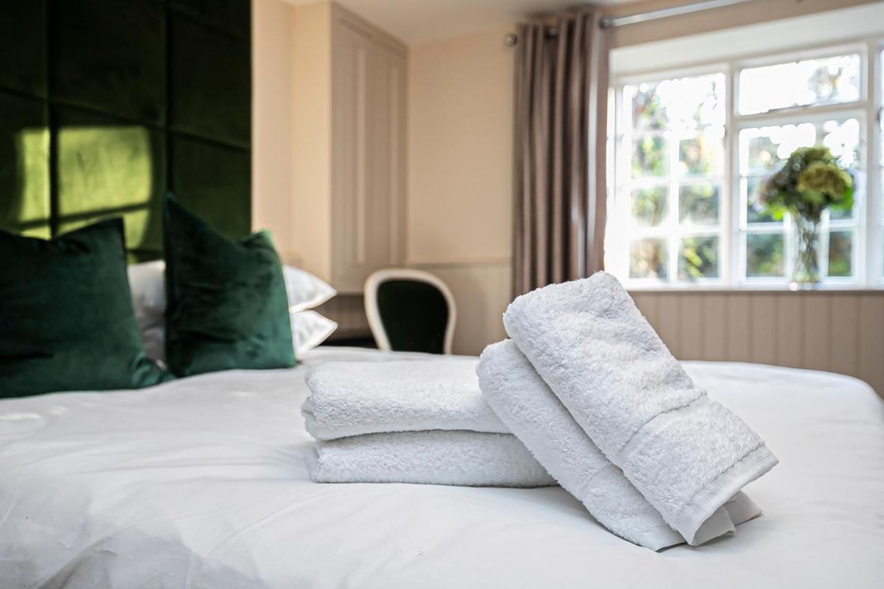 Pages Hotel And Guesthouse Harlow Esterno foto