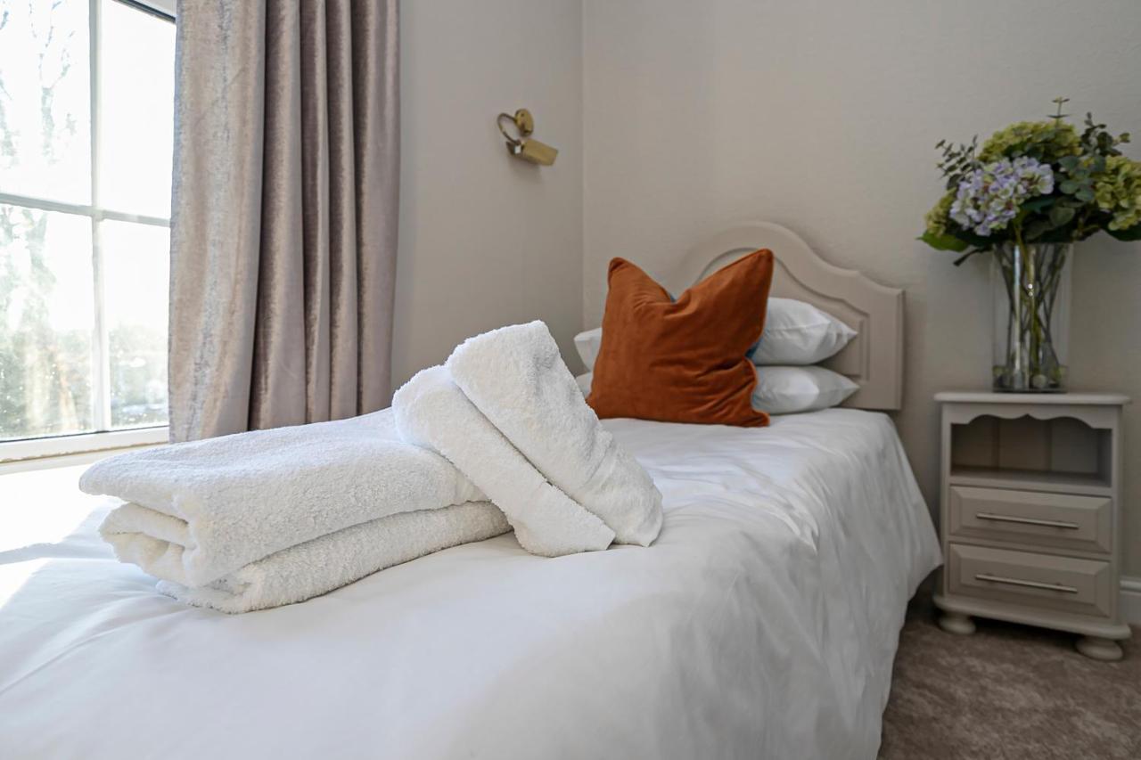 Pages Hotel And Guesthouse Harlow Esterno foto