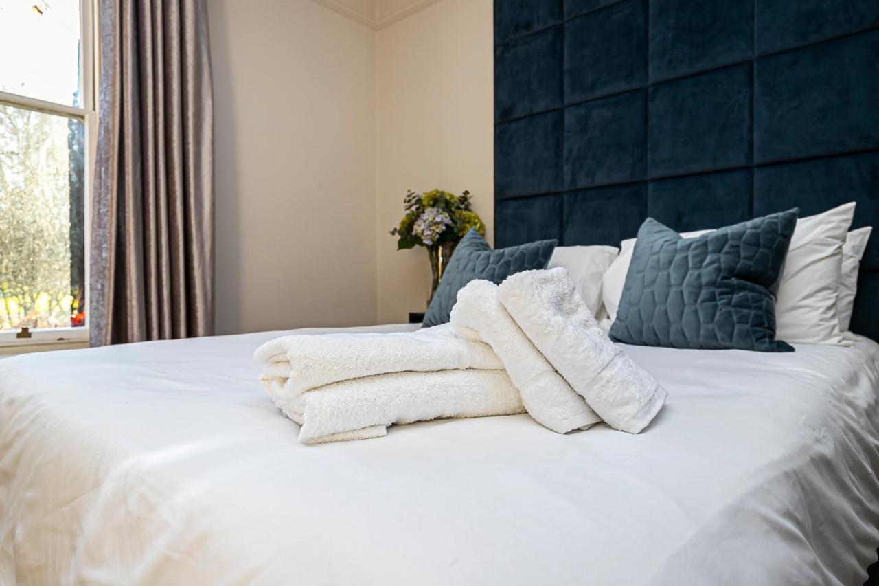 Pages Hotel And Guesthouse Harlow Esterno foto