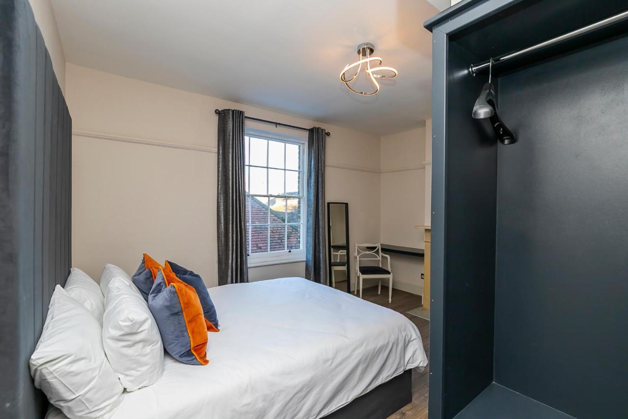 Pages Hotel And Guesthouse Harlow Esterno foto