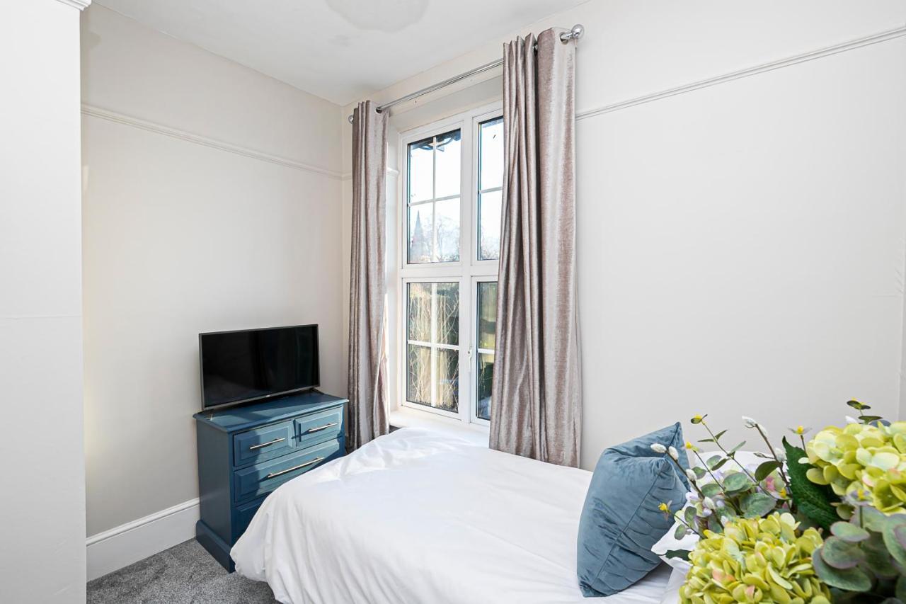Pages Hotel And Guesthouse Harlow Esterno foto