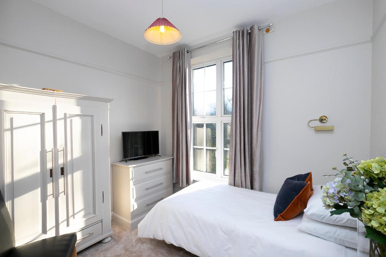 Pages Hotel And Guesthouse Harlow Esterno foto