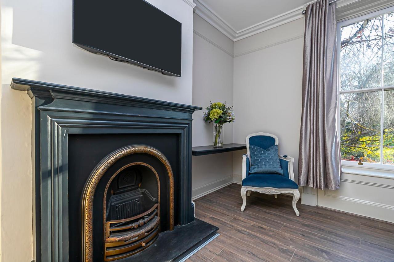 Pages Hotel And Guesthouse Harlow Esterno foto