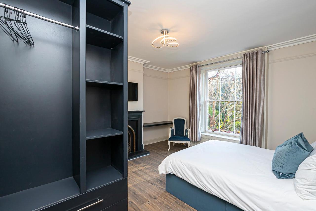 Pages Hotel And Guesthouse Harlow Esterno foto
