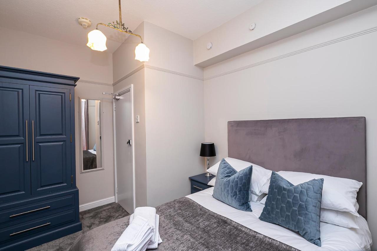 Pages Hotel And Guesthouse Harlow Esterno foto
