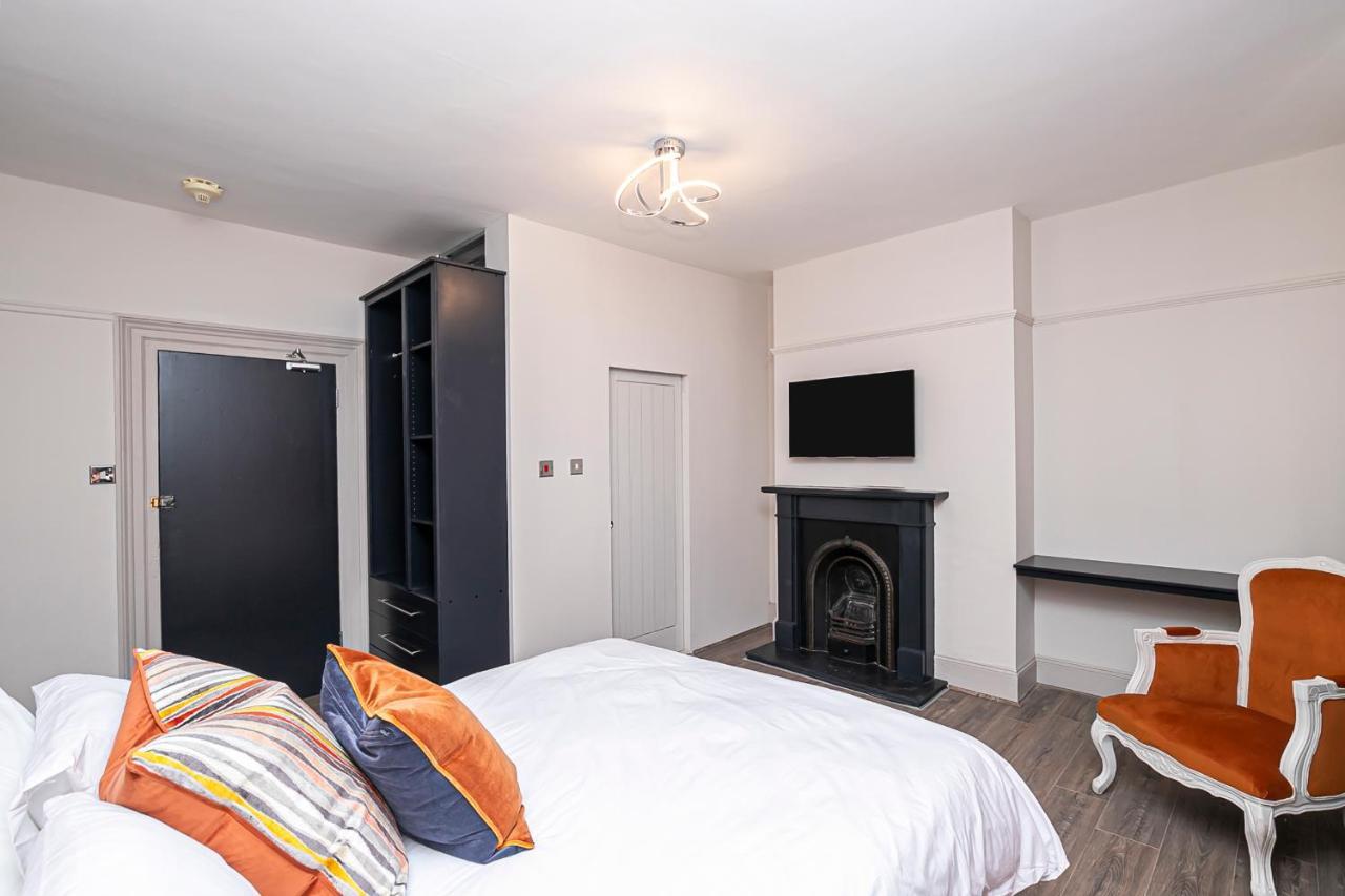 Pages Hotel And Guesthouse Harlow Esterno foto