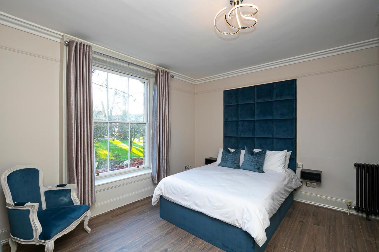 Pages Hotel And Guesthouse Harlow Esterno foto