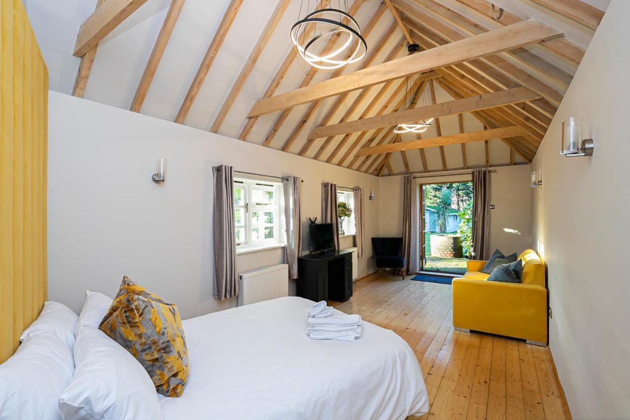 Pages Hotel And Guesthouse Harlow Esterno foto