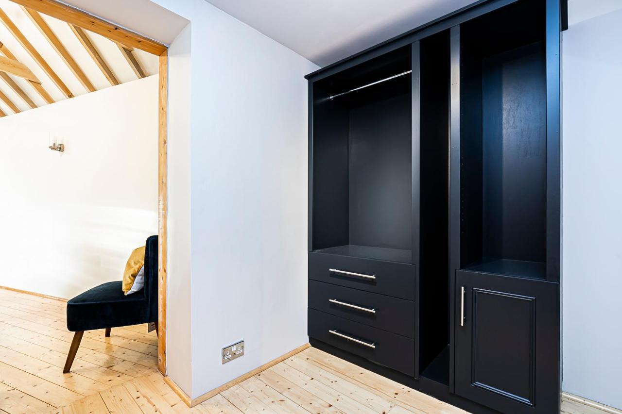 Pages Hotel And Guesthouse Harlow Esterno foto