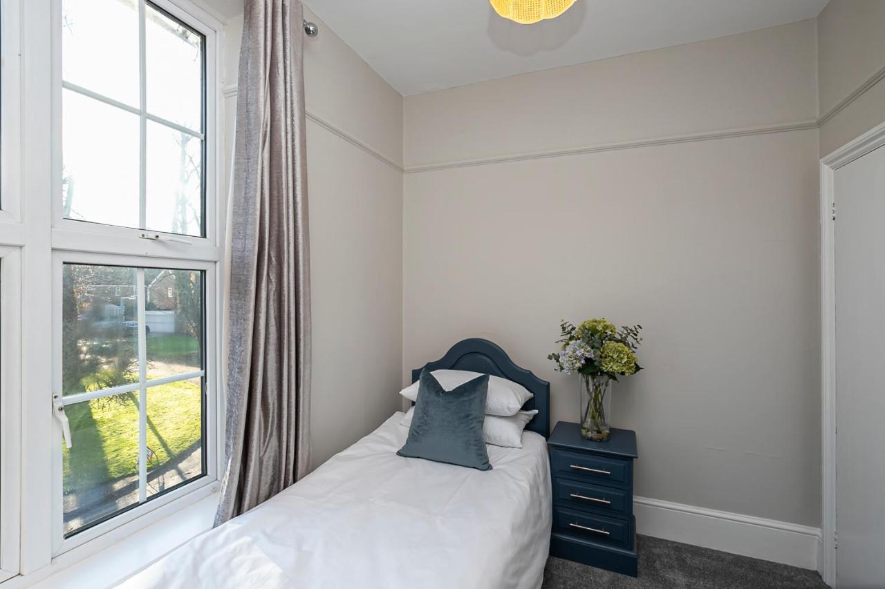 Pages Hotel And Guesthouse Harlow Esterno foto