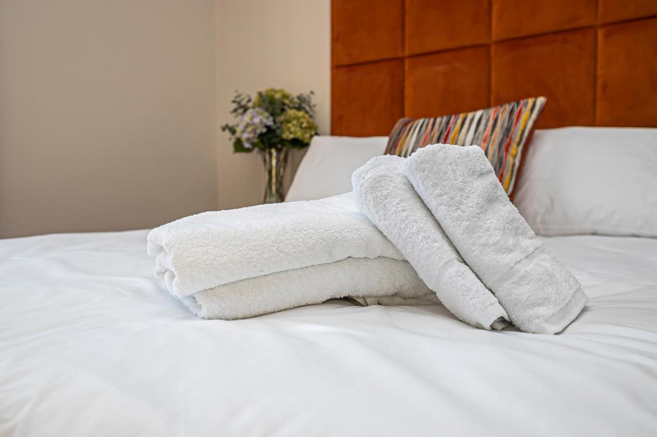 Pages Hotel And Guesthouse Harlow Esterno foto