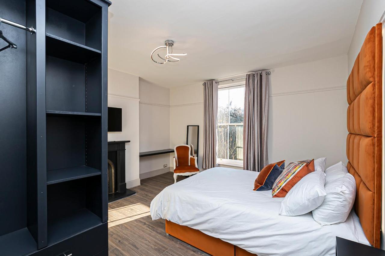 Pages Hotel And Guesthouse Harlow Esterno foto