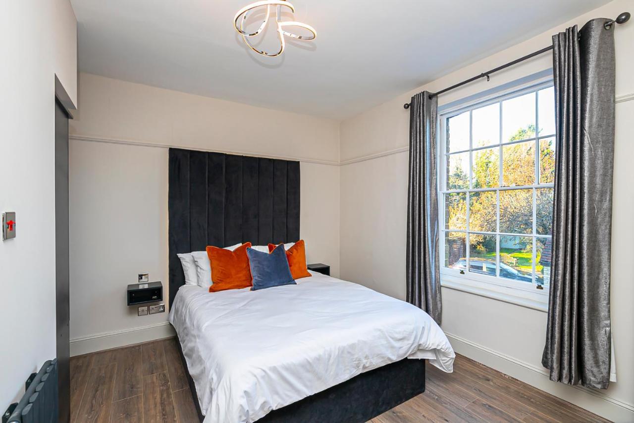 Pages Hotel And Guesthouse Harlow Esterno foto