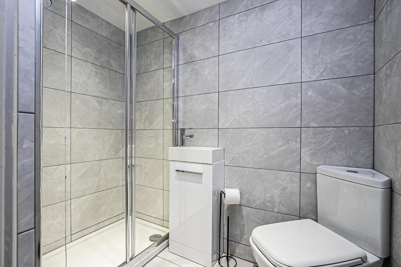 Pages Hotel And Guesthouse Harlow Esterno foto