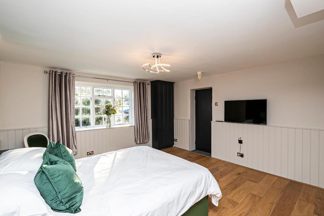 Pages Hotel And Guesthouse Harlow Esterno foto