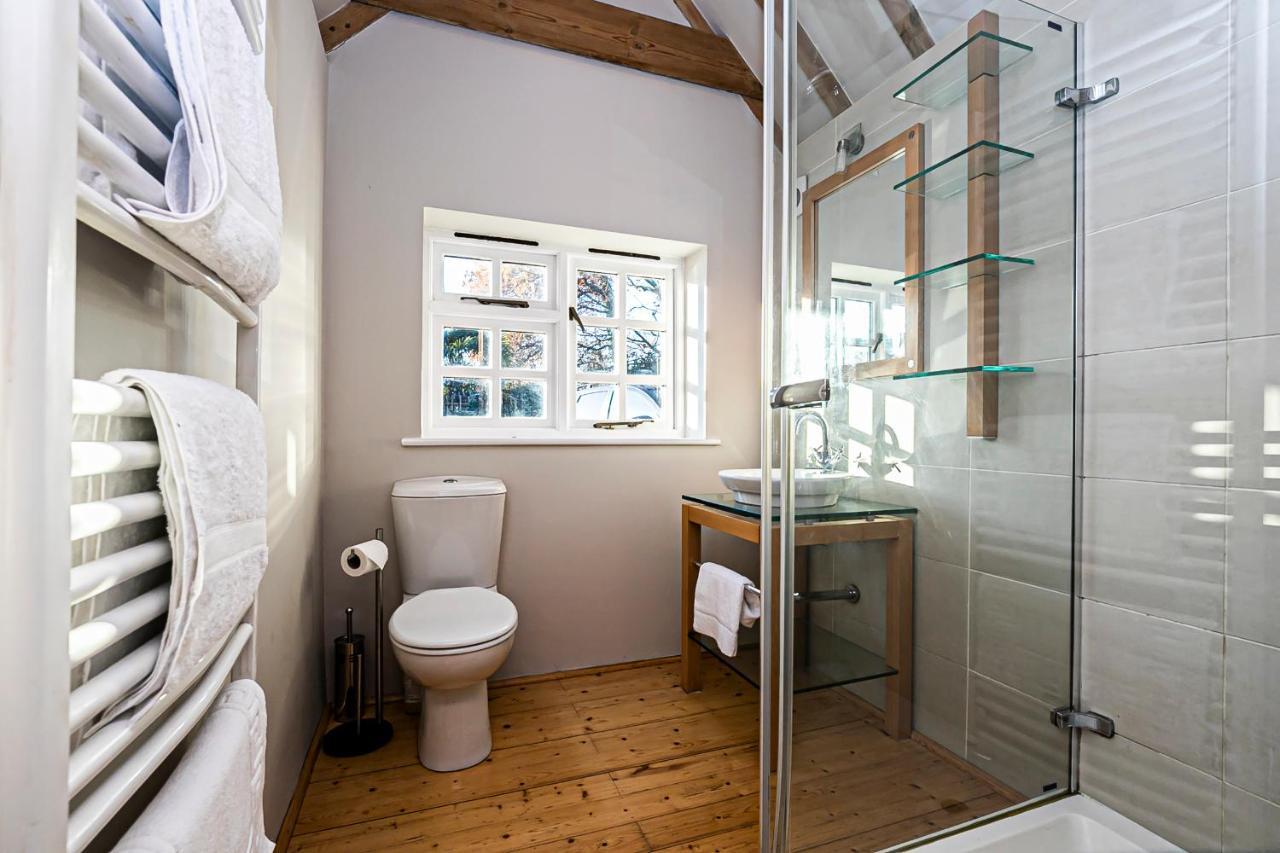Pages Hotel And Guesthouse Harlow Esterno foto