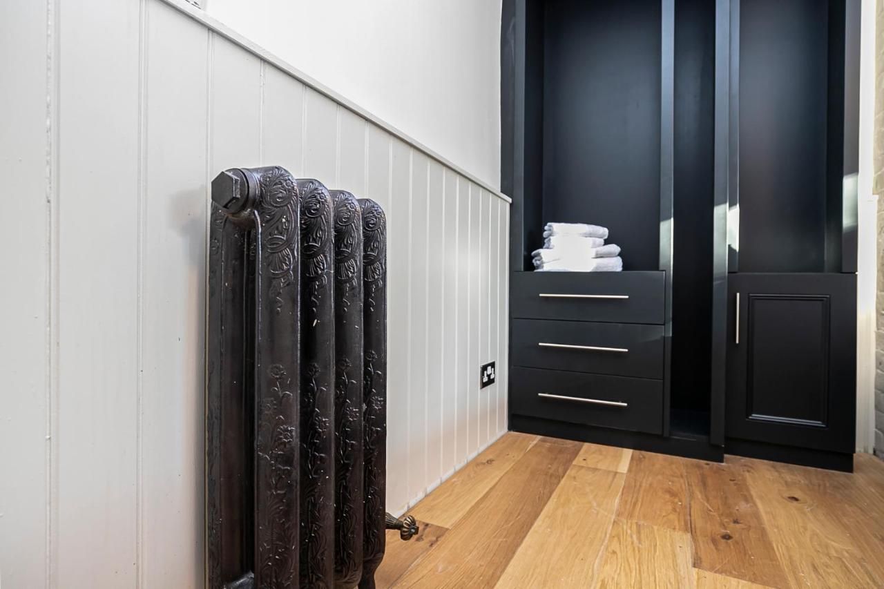 Pages Hotel And Guesthouse Harlow Esterno foto