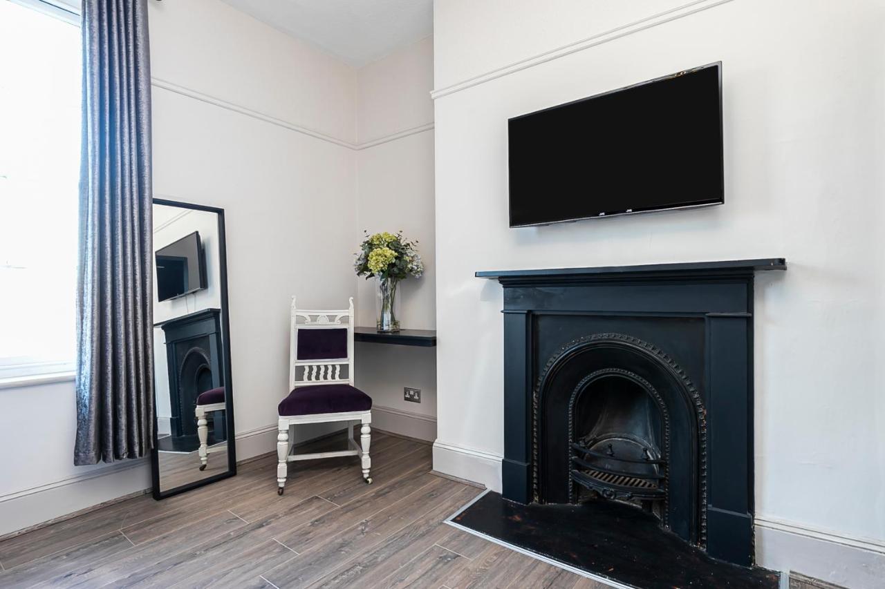 Pages Hotel And Guesthouse Harlow Esterno foto