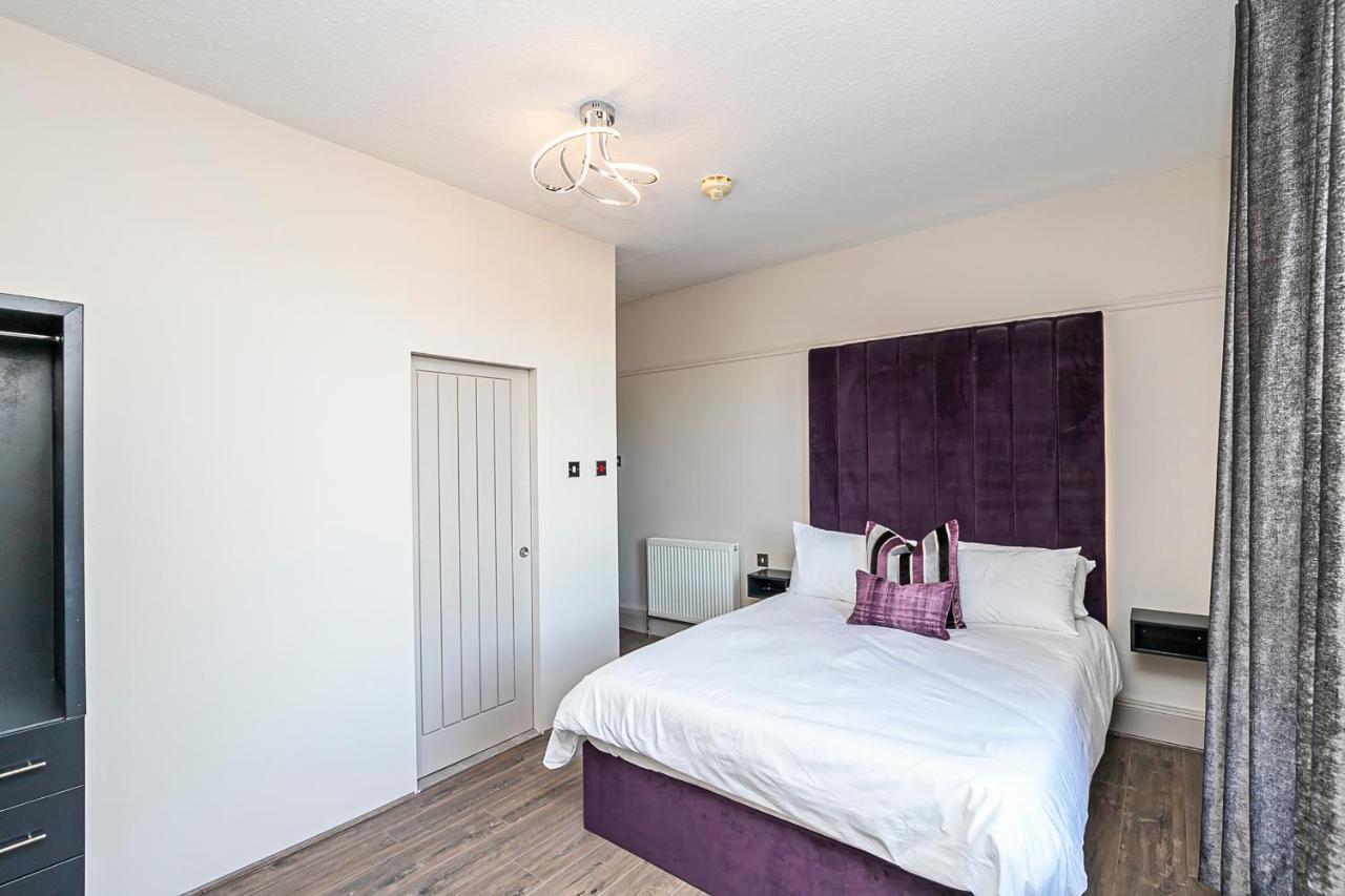 Pages Hotel And Guesthouse Harlow Esterno foto