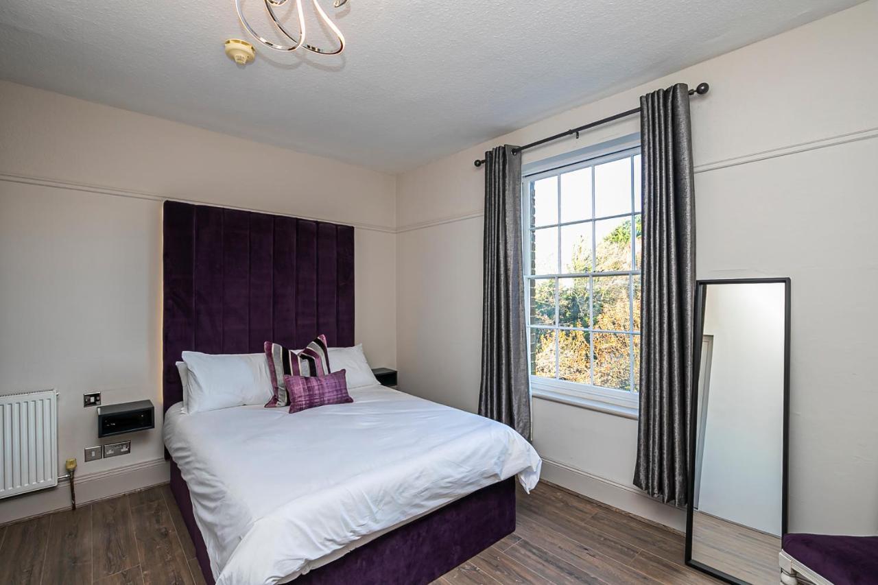 Pages Hotel And Guesthouse Harlow Esterno foto