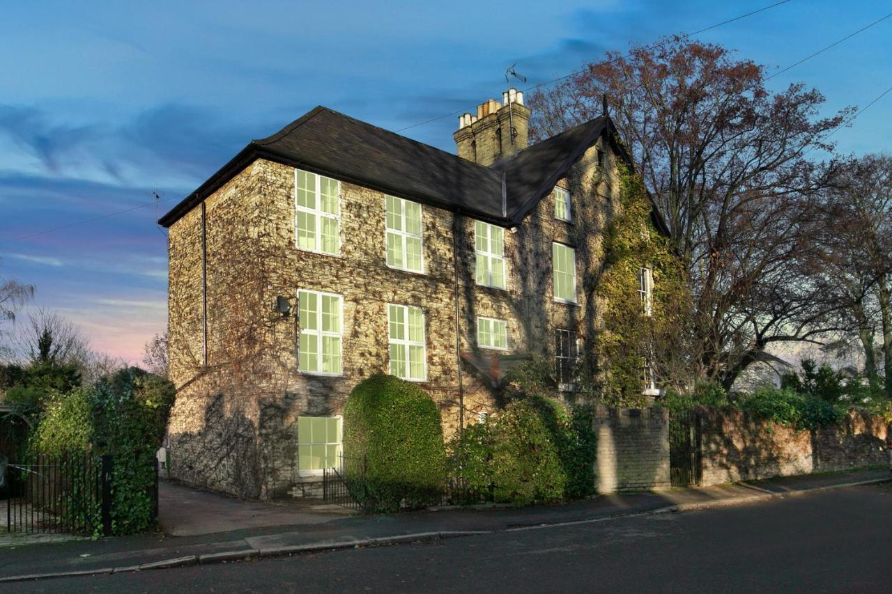 Pages Hotel And Guesthouse Harlow Esterno foto