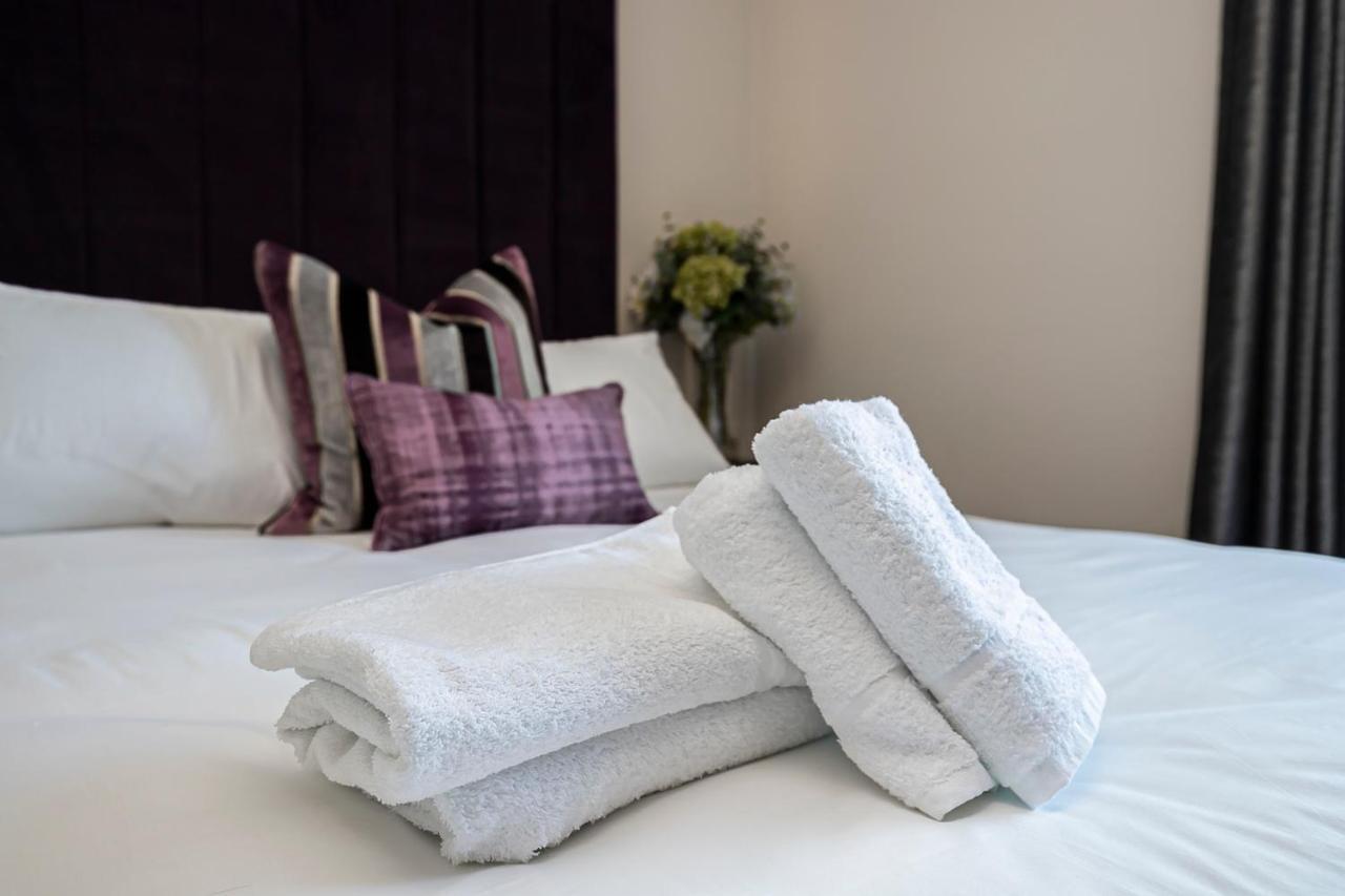 Pages Hotel And Guesthouse Harlow Esterno foto