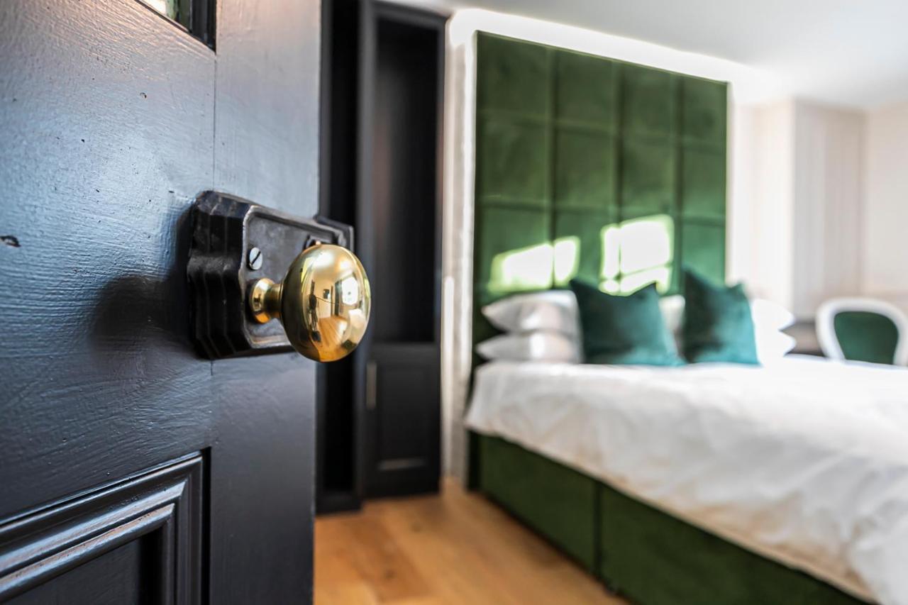 Pages Hotel And Guesthouse Harlow Esterno foto